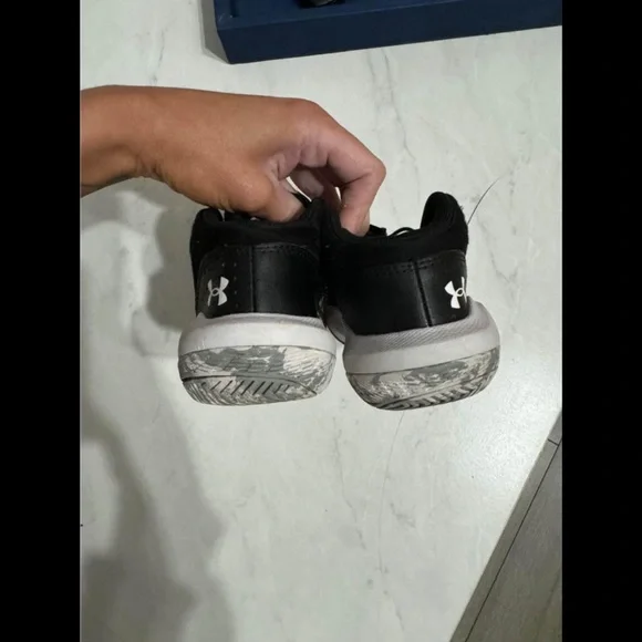 Under armour boy tennis shoes. Size 11.5 - Picture 4 of 5
